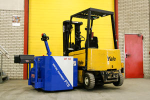 5 ton pallet truck lifting a forklift
